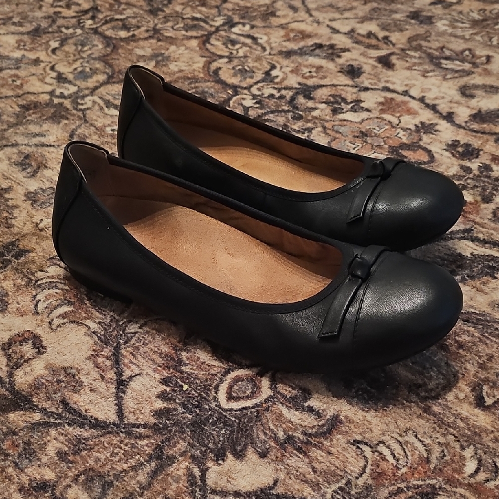 Vionic Flats Black
